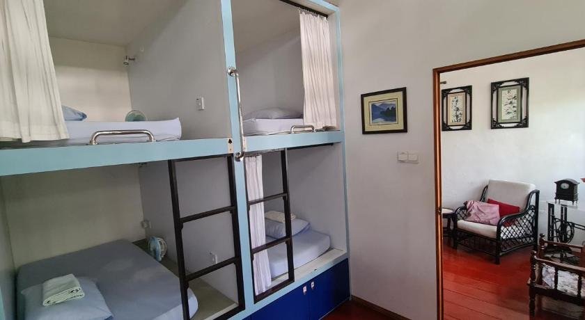 Four-bed mixed dormitory at Sojourn Beds & Cafe in Taiping